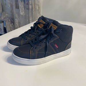 Levi’s snkeaker/shoes boys 4.5